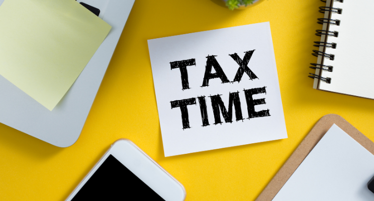 "Tax Time" written in bold letters on a sticky note